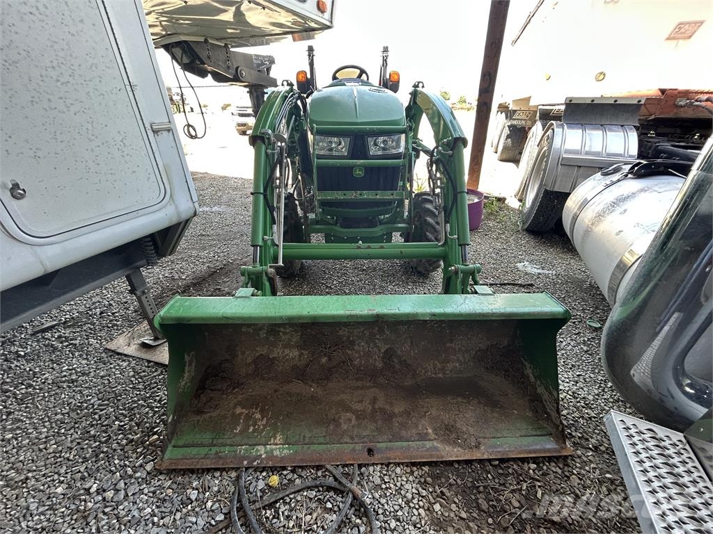 John Deere 3039R جرارات مدمجة