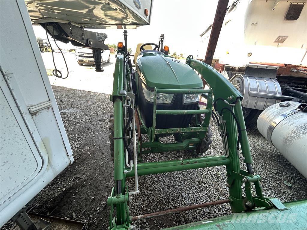 John Deere 3039R جرارات مدمجة