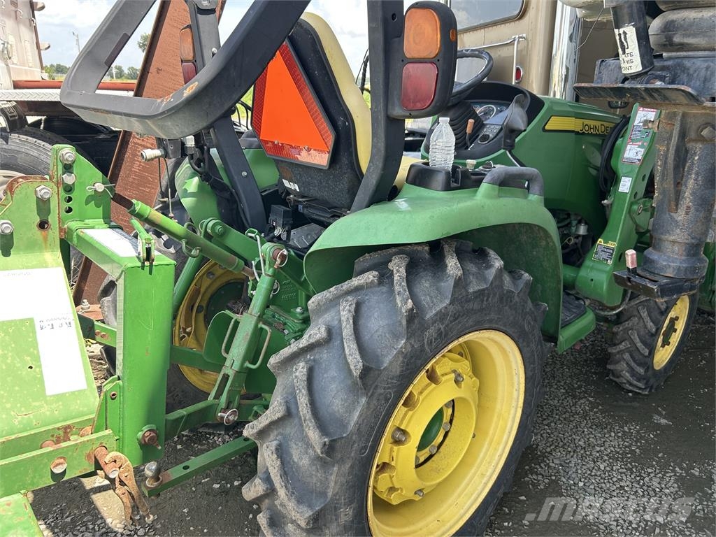 John Deere 3039R جرارات مدمجة