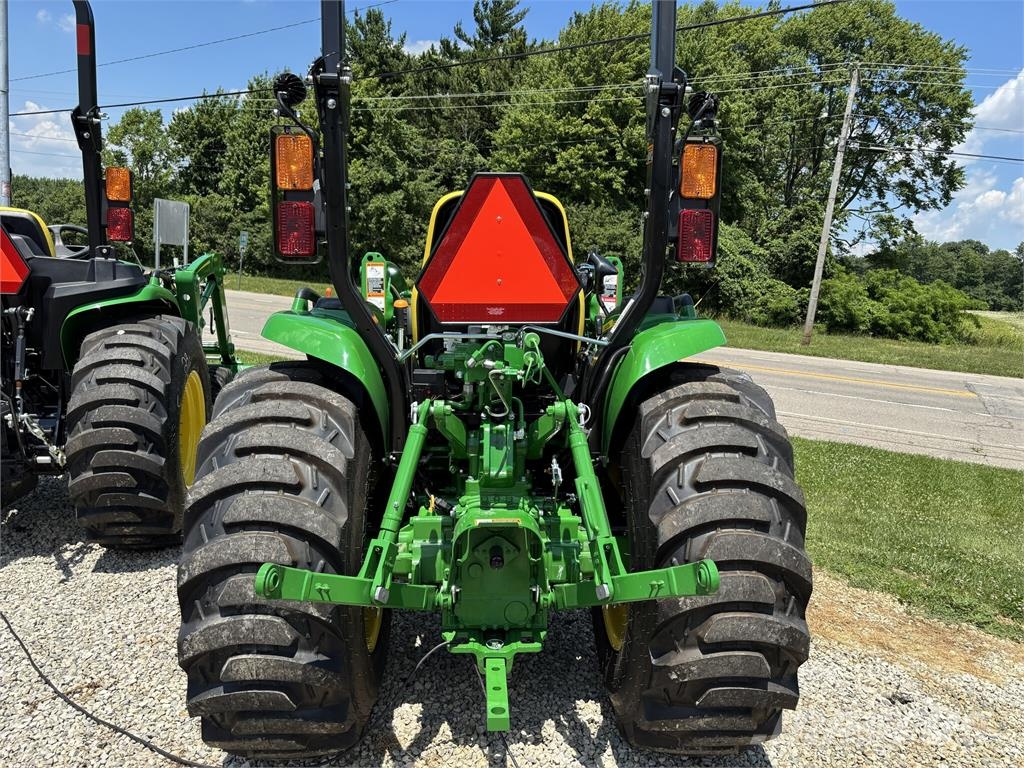 John Deere 3046R الجرارات