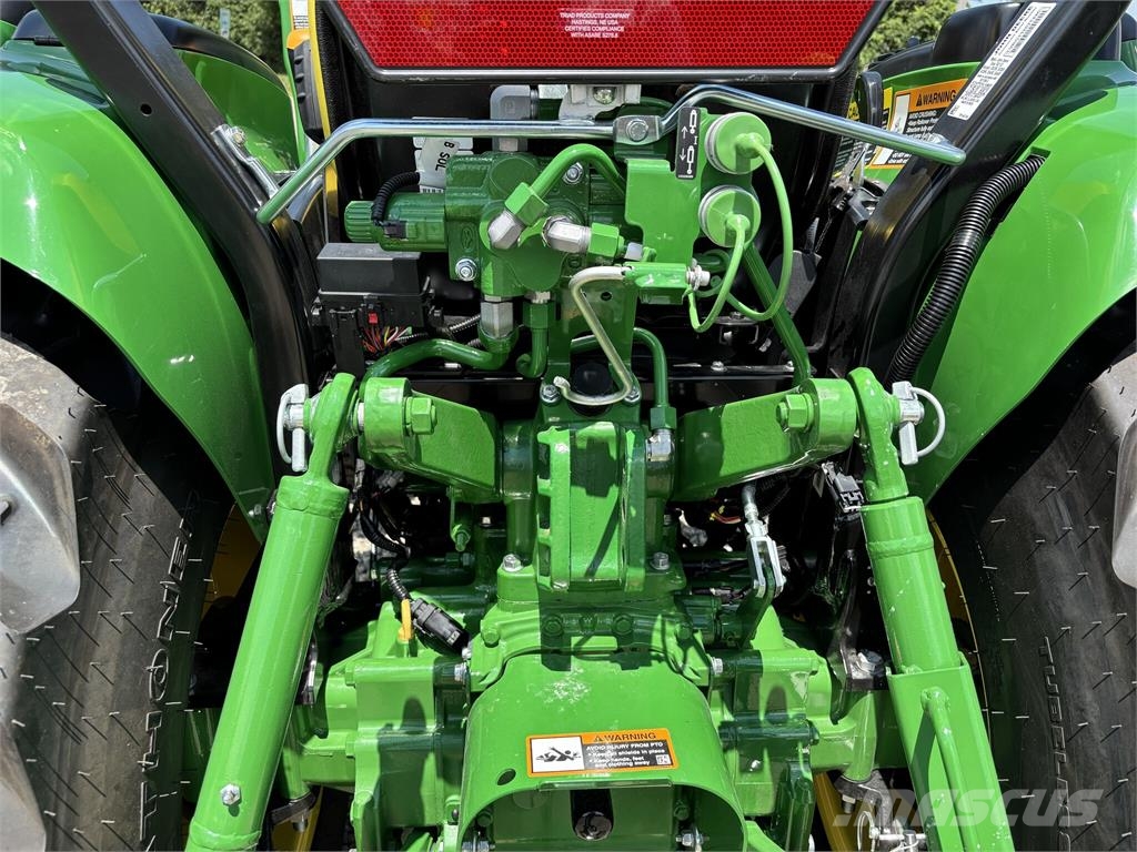 John Deere 3046R الجرارات