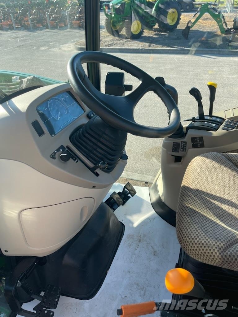 John Deere 3046R الجرارات