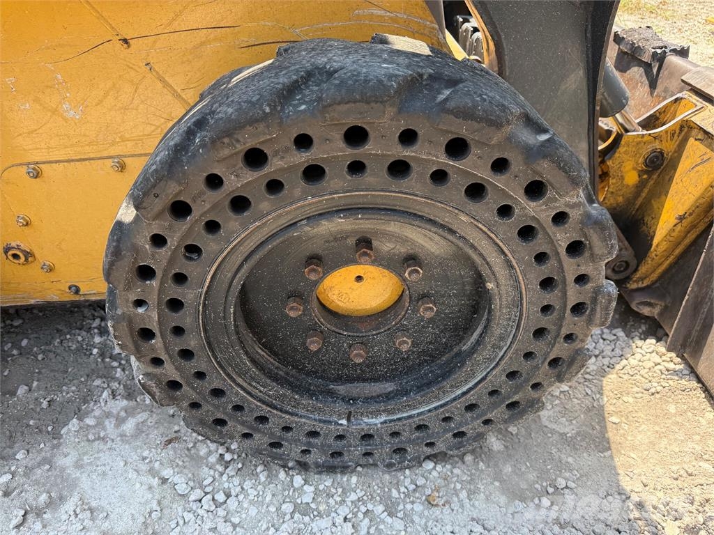 John Deere 318E Φορτωτάκια