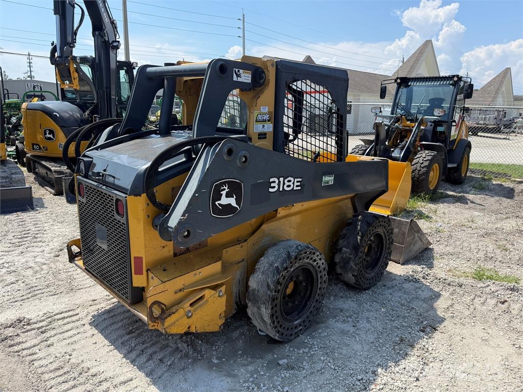 John Deere 318E Φορτωτάκια