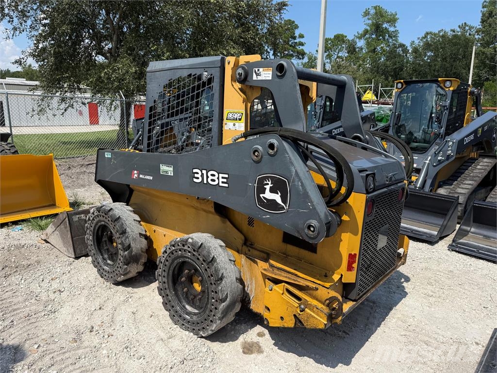 John Deere 318E Φορτωτάκια
