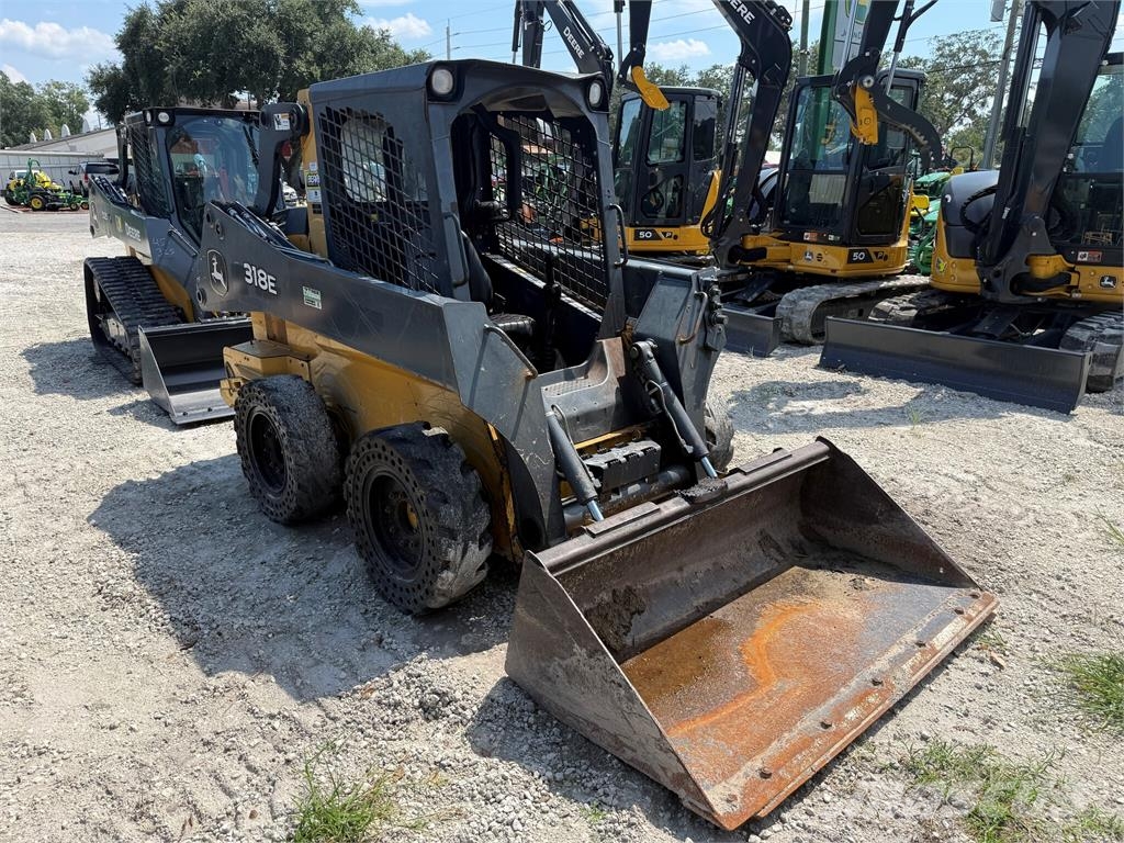 John Deere 318E Φορτωτάκια