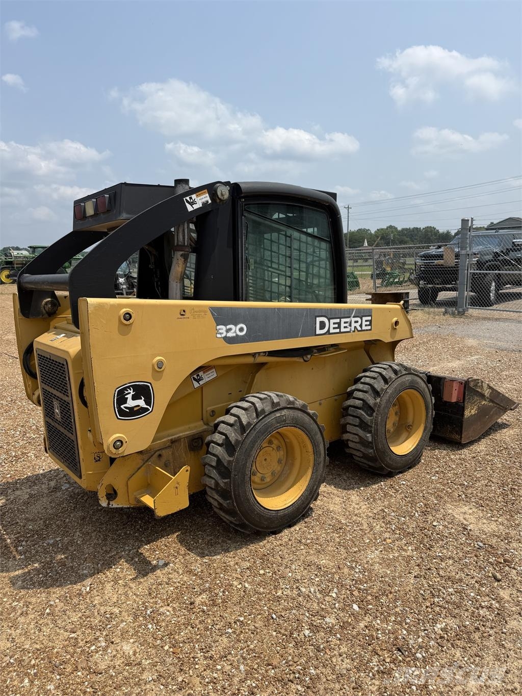 John Deere 320 Kompaktrakodók