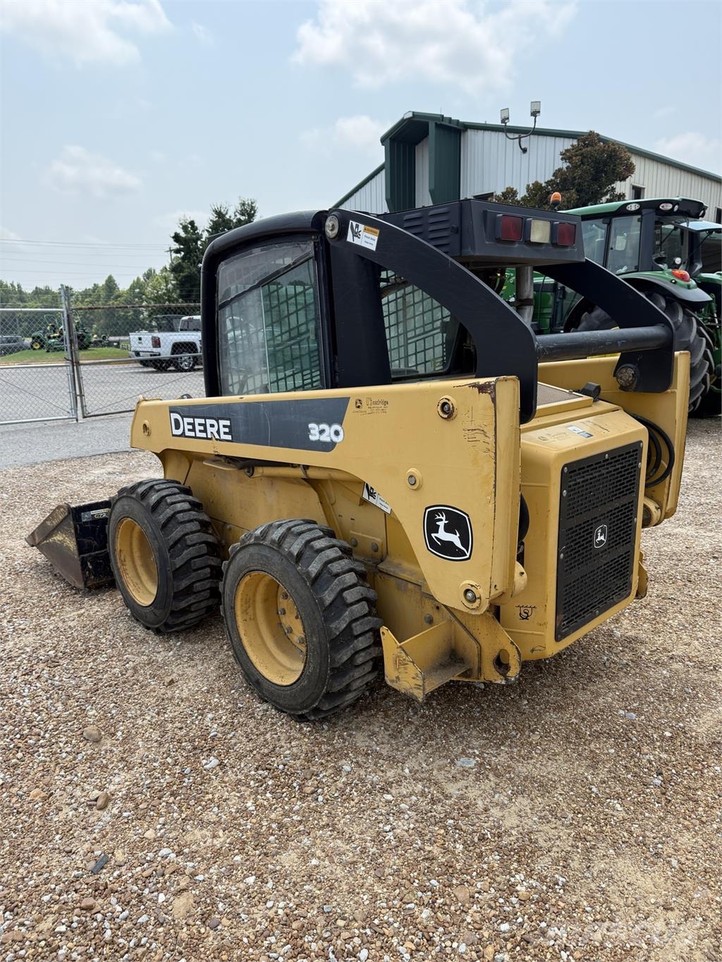 John Deere 320 Kompaktrakodók