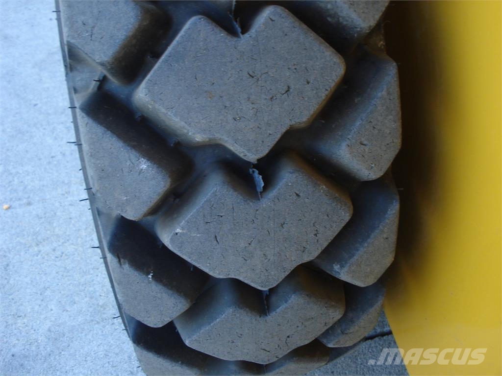 John Deere 324G Minicargadoras