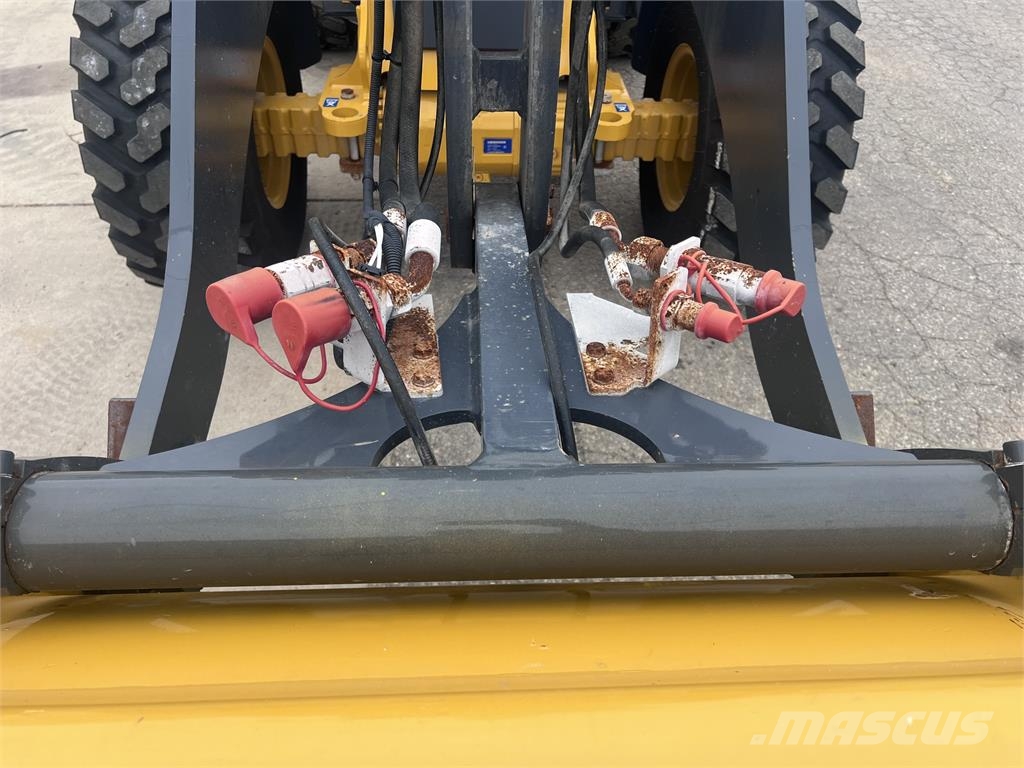 John Deere 324L Mini iekrāvēji
