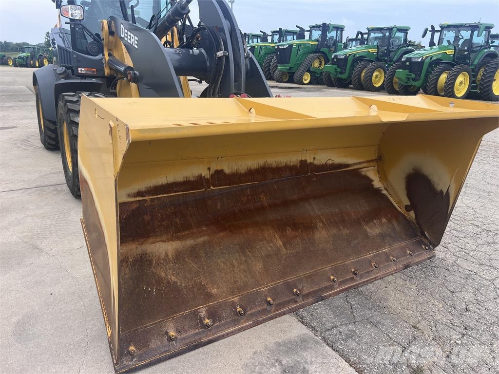 John Deere 324L Mini iekrāvēji