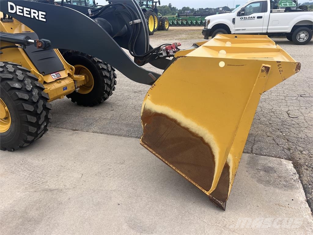 John Deere 324L Mini iekrāvēji