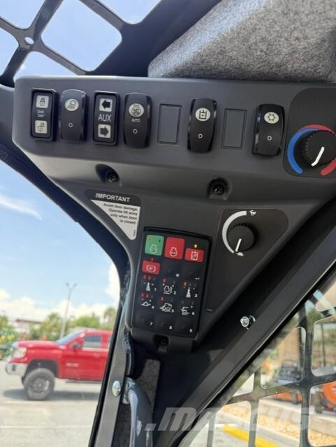 John Deere 325 P Малі навантажувачі