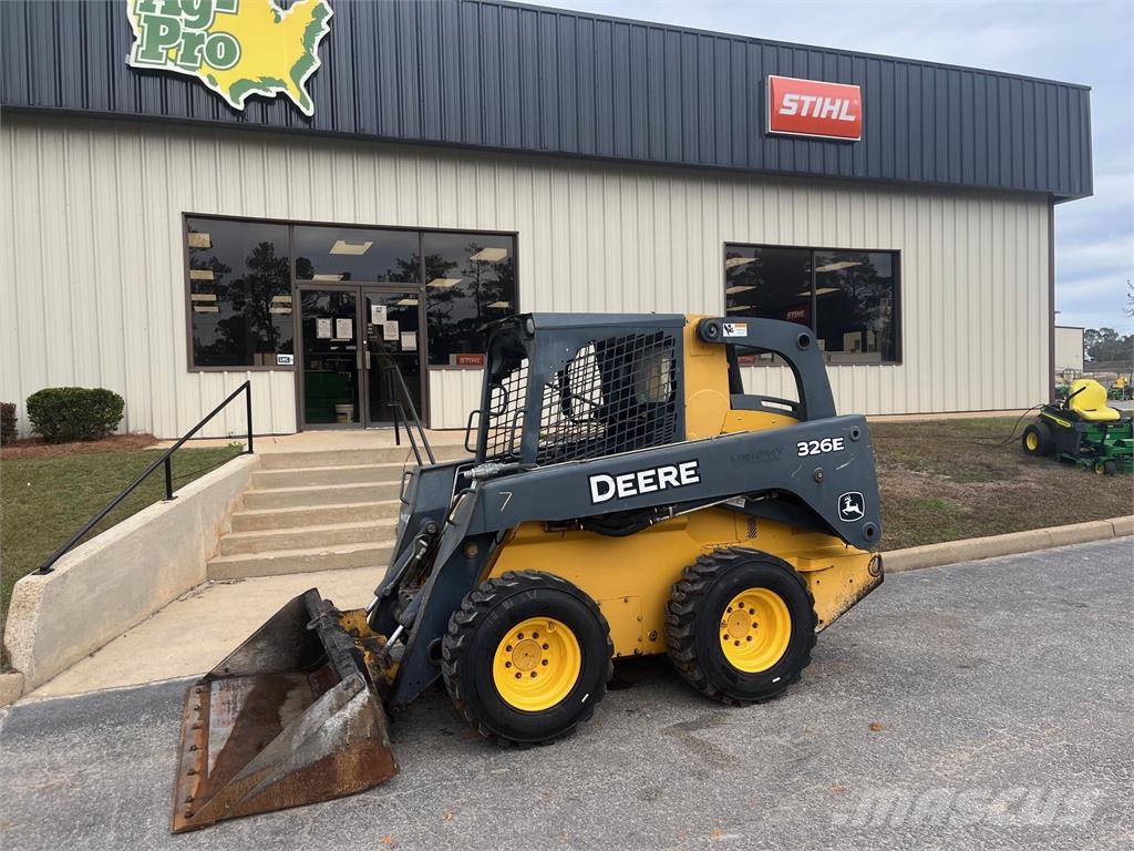 John Deere 326E Smykem řízené nakladače