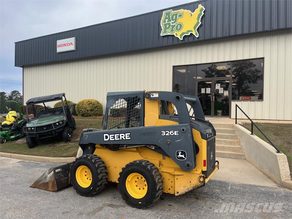 John Deere 326E Smykem řízené nakladače