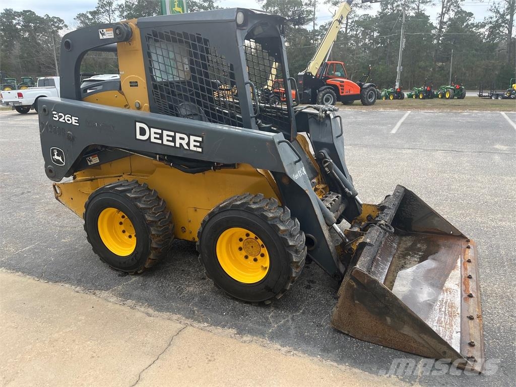John Deere 326E Smykem řízené nakladače