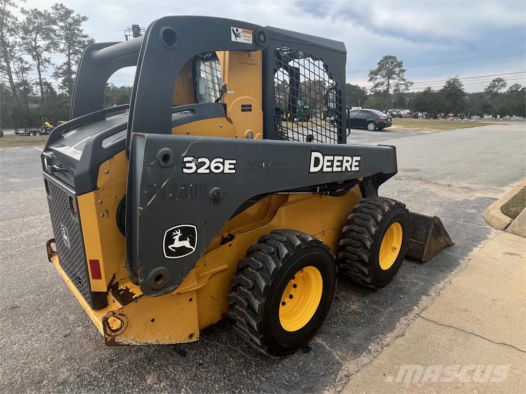 John Deere 326E Smykem řízené nakladače