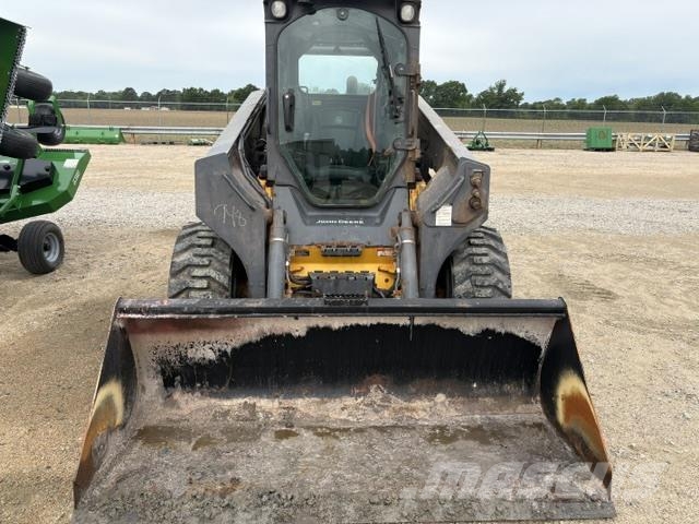 John Deere 330G Šmykom riadené nakladače