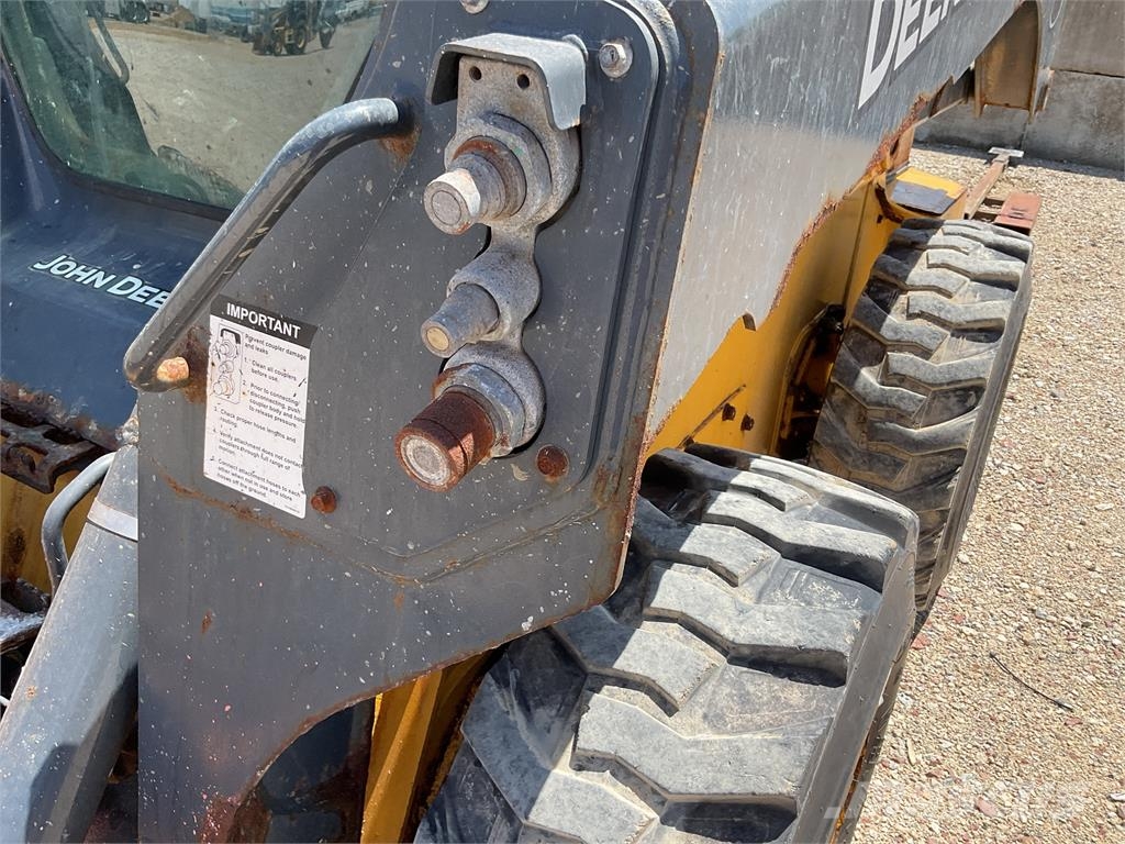 John Deere 330G Міні-навантажувачі