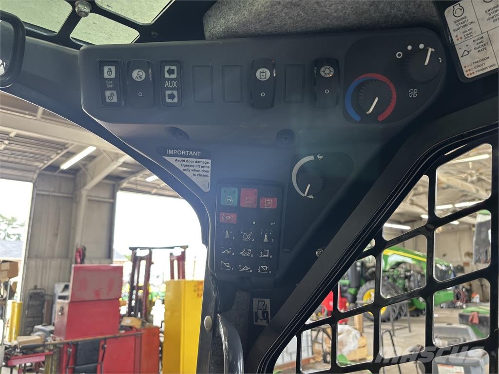 John Deere 331G لوادر صغيرة