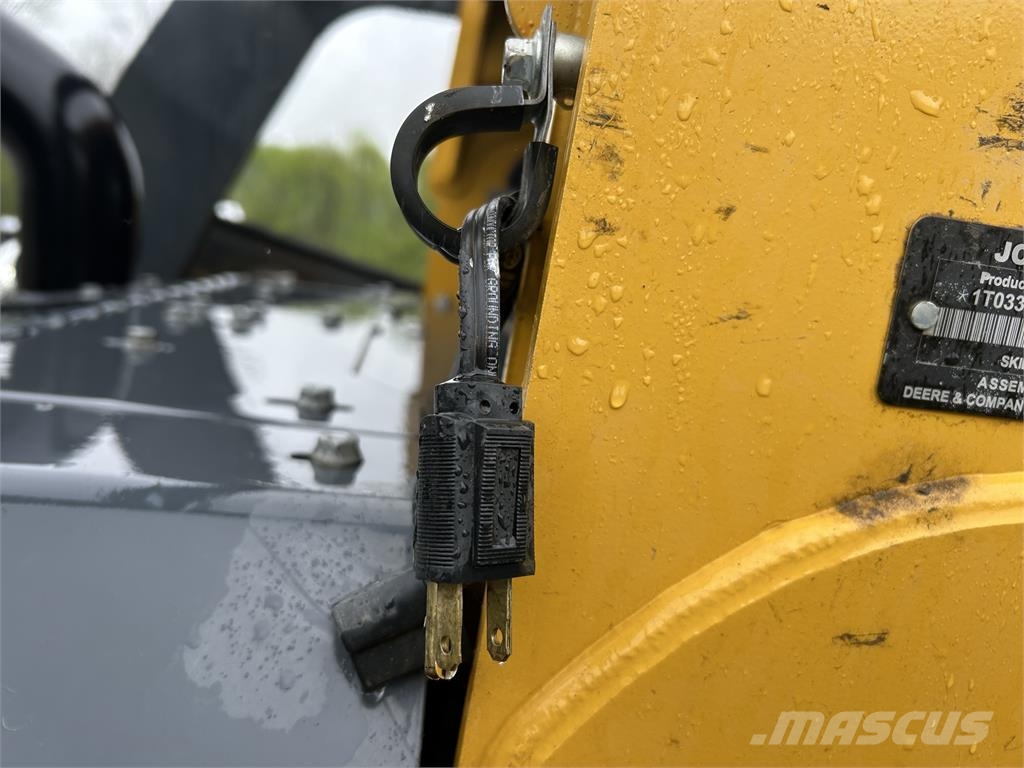 John Deere 331G لوادر صغيرة
