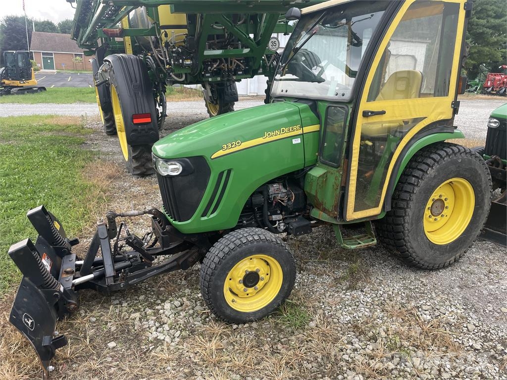 John Deere 3320 جرارات مدمجة