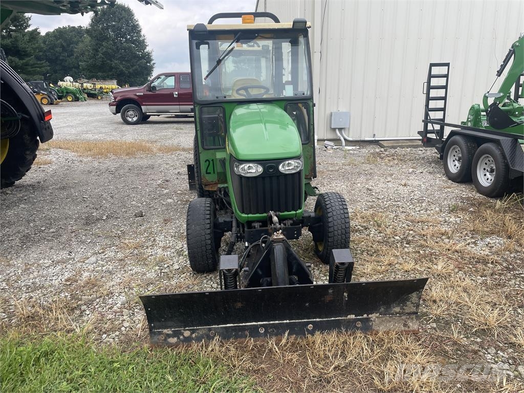 John Deere 3320 جرارات مدمجة
