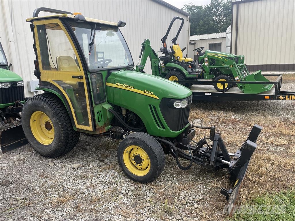 John Deere 3320 جرارات مدمجة
