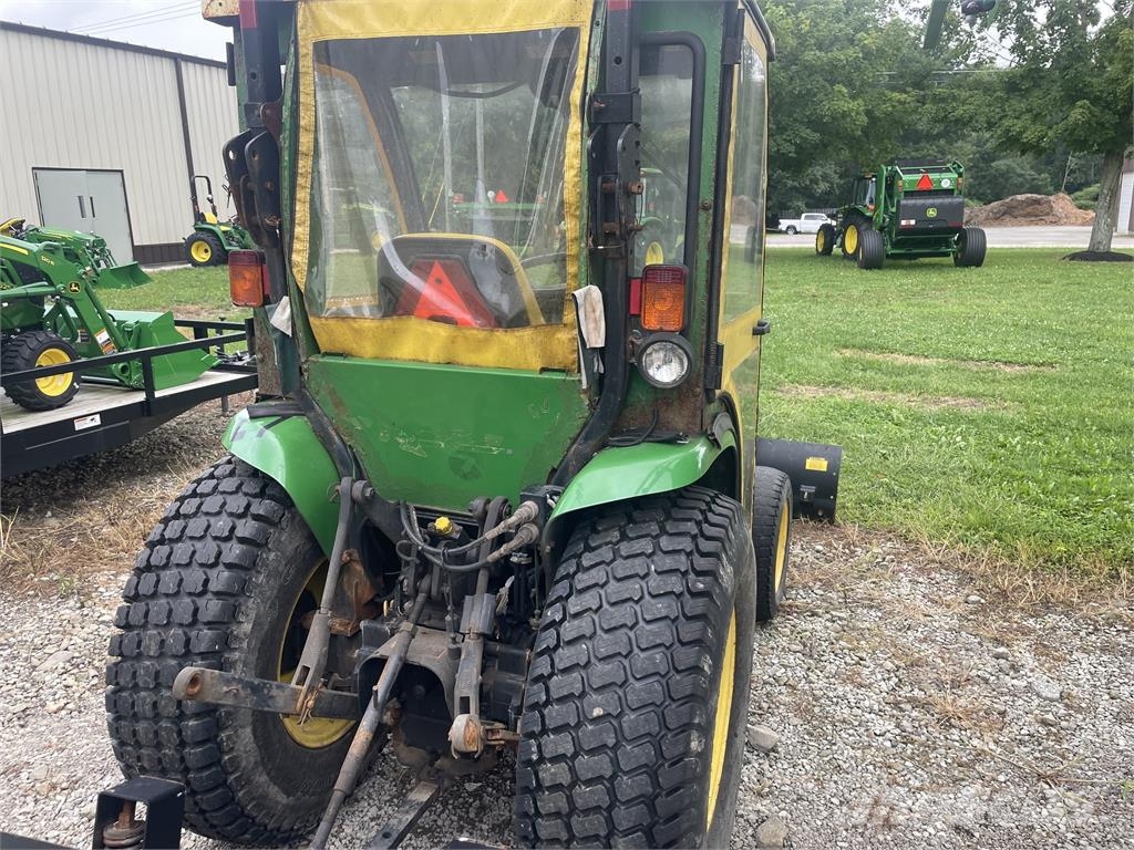 John Deere 3320 جرارات مدمجة