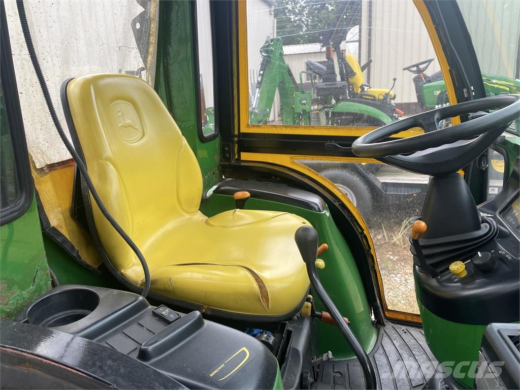 John Deere 3320 جرارات مدمجة