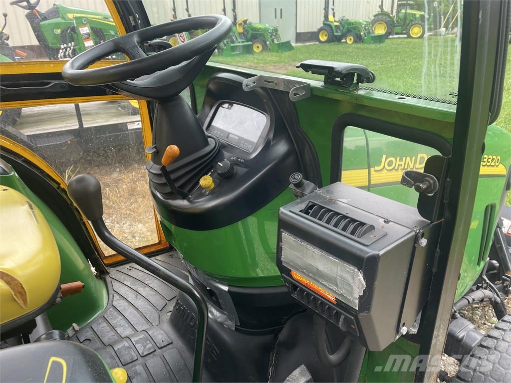 John Deere 3320 جرارات مدمجة