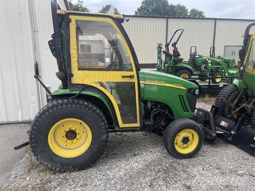 John Deere 3320 جرارات مدمجة
