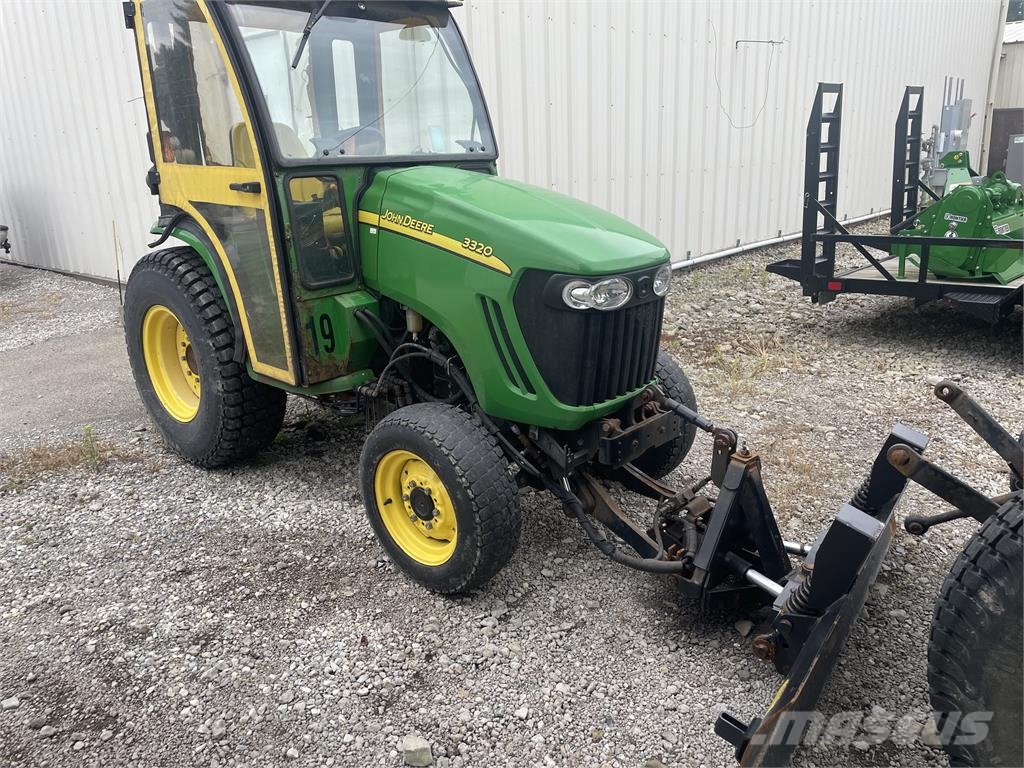 John Deere 3320 جرارات مدمجة