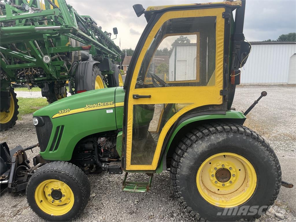 John Deere 3320 جرارات مدمجة