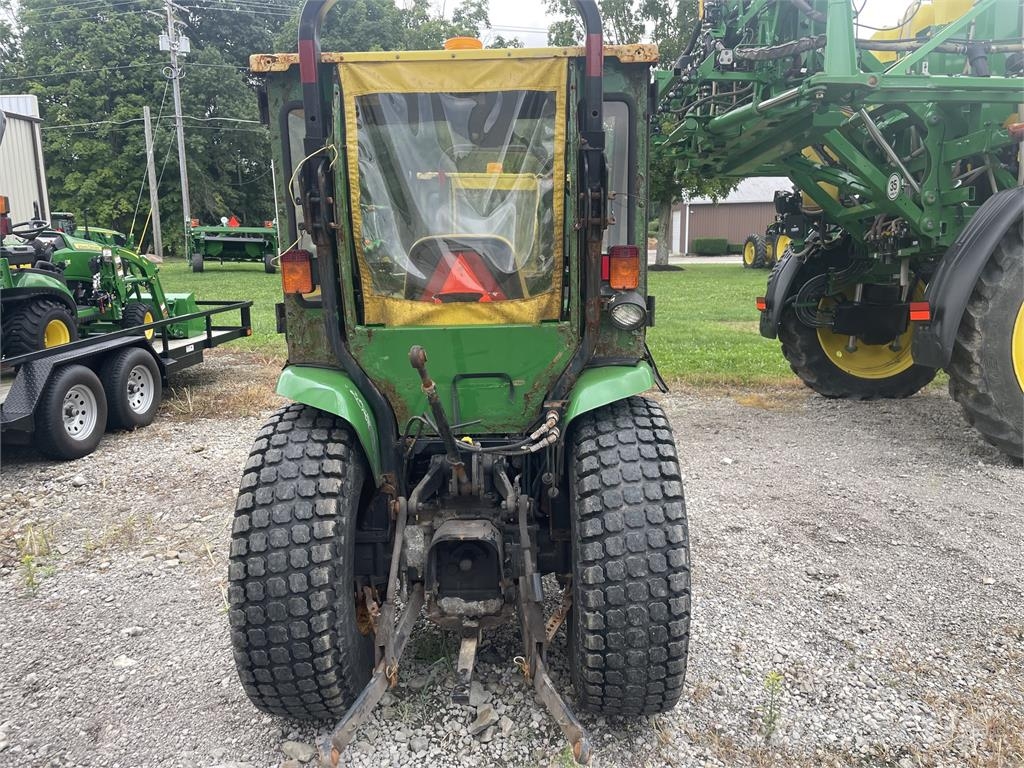 John Deere 3320 جرارات مدمجة