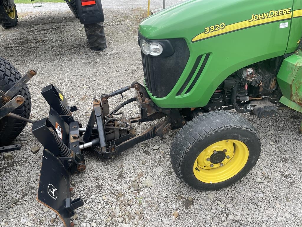 John Deere 3320 جرارات مدمجة