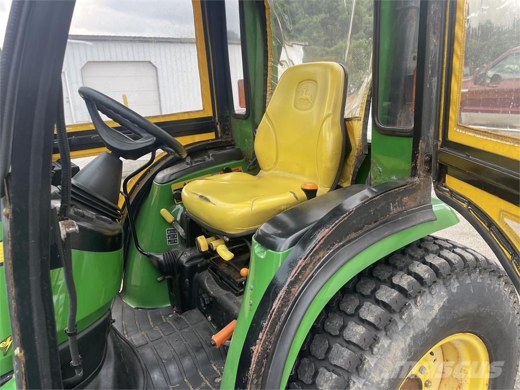 John Deere 3320 جرارات مدمجة