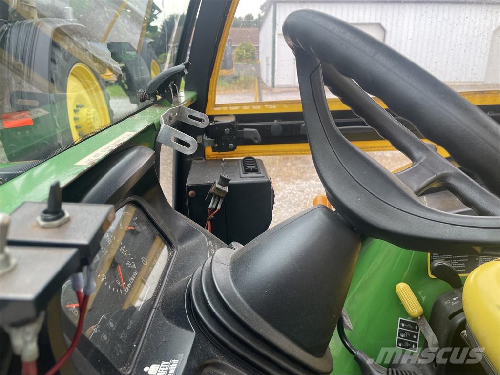 John Deere 3320 جرارات مدمجة