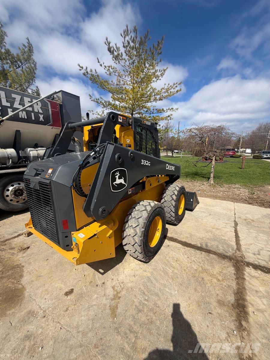 John Deere 332G Šmykom riadené nakladače