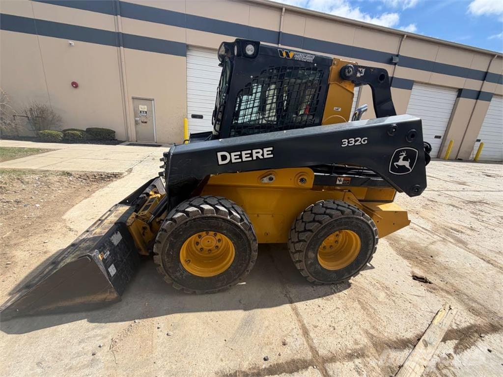 John Deere 332G Šmykom riadené nakladače