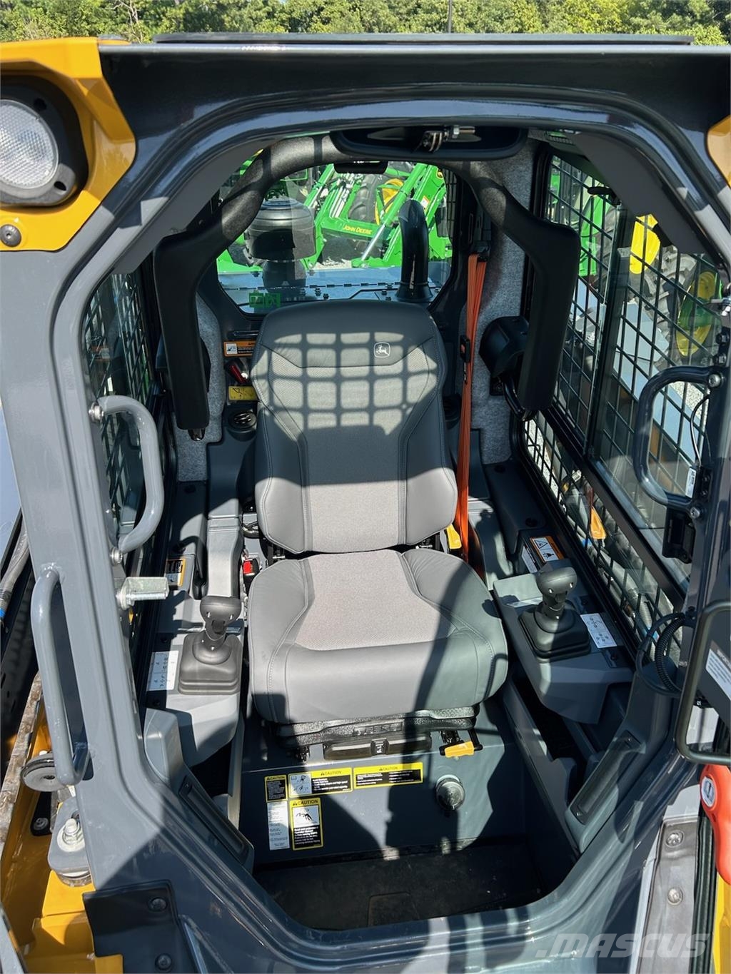 John Deere 333 P Малі навантажувачі