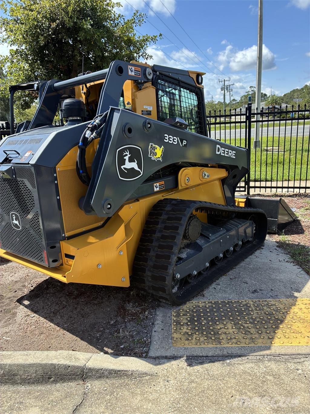 John Deere 333 P Mini iekrāvēji