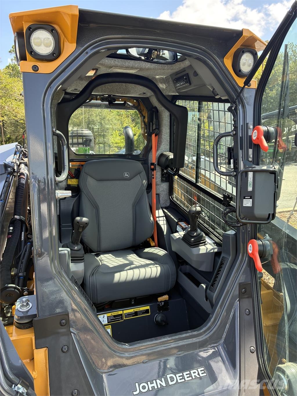 John Deere 333 P Mini iekrāvēji