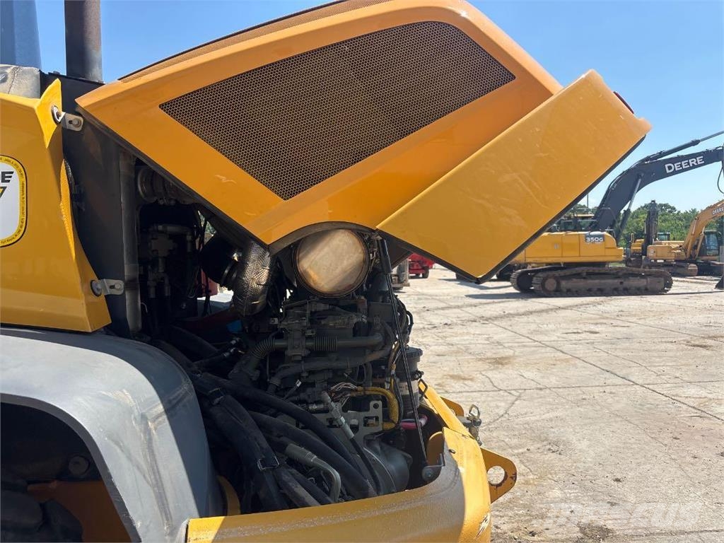John Deere 344L Mini iekrāvēji