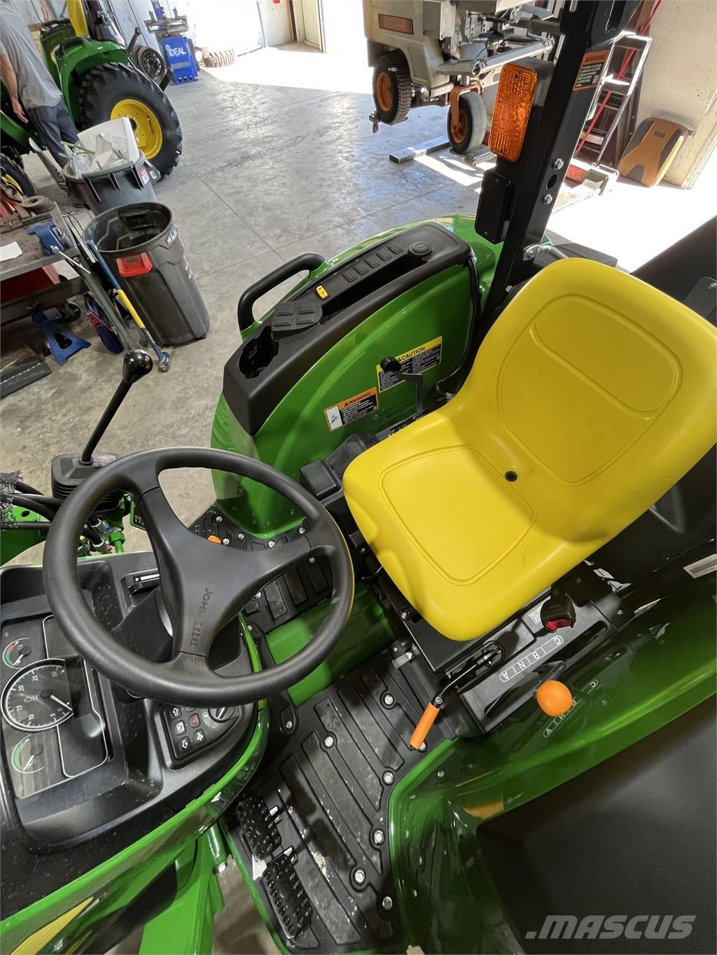 John Deere 4044M Traktori