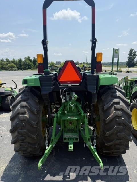 John Deere 4044M Traktory