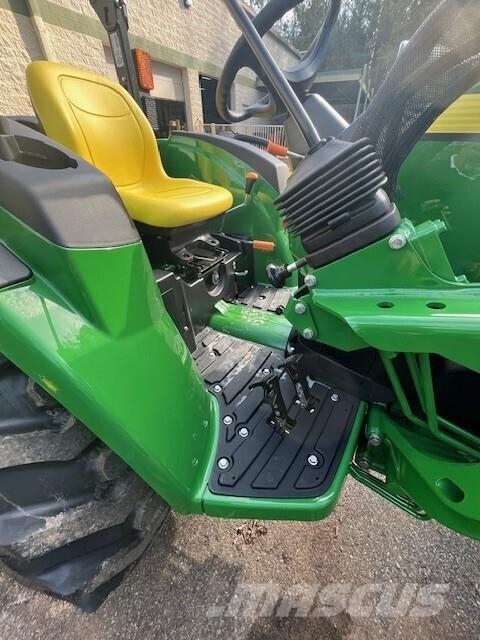 John Deere 4044M Traktory