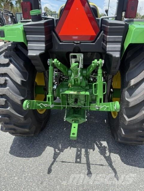 John Deere 4044M Traktory