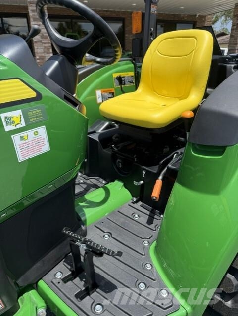 John Deere 4044M Traktory