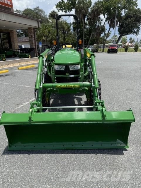 John Deere 4044M Traktory
